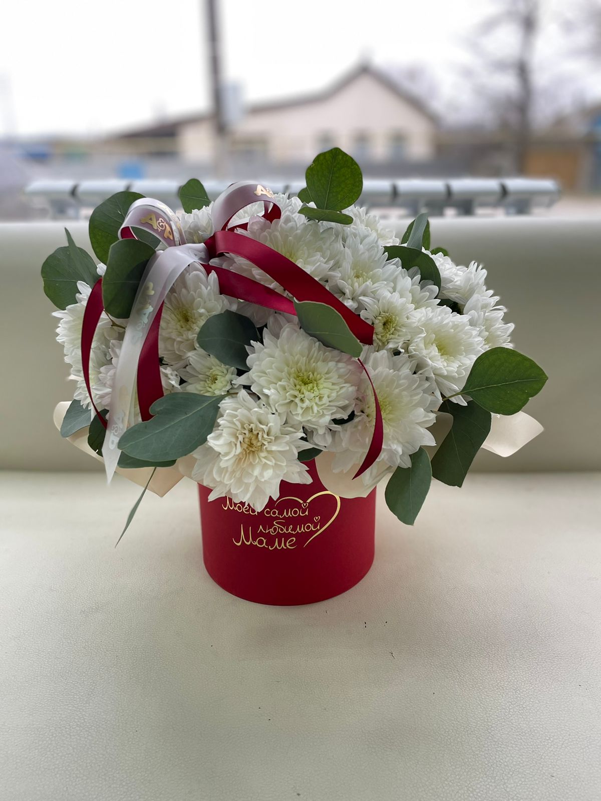 Коробка-цилиндр для мамы с кустовой хризантемой и эвкалиптом.