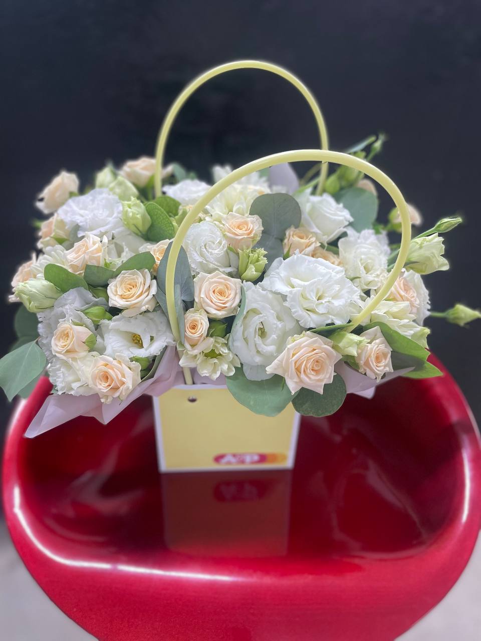 Нежная композиция из кустовых роз и эустомы с эвкалиптом в сумочке!