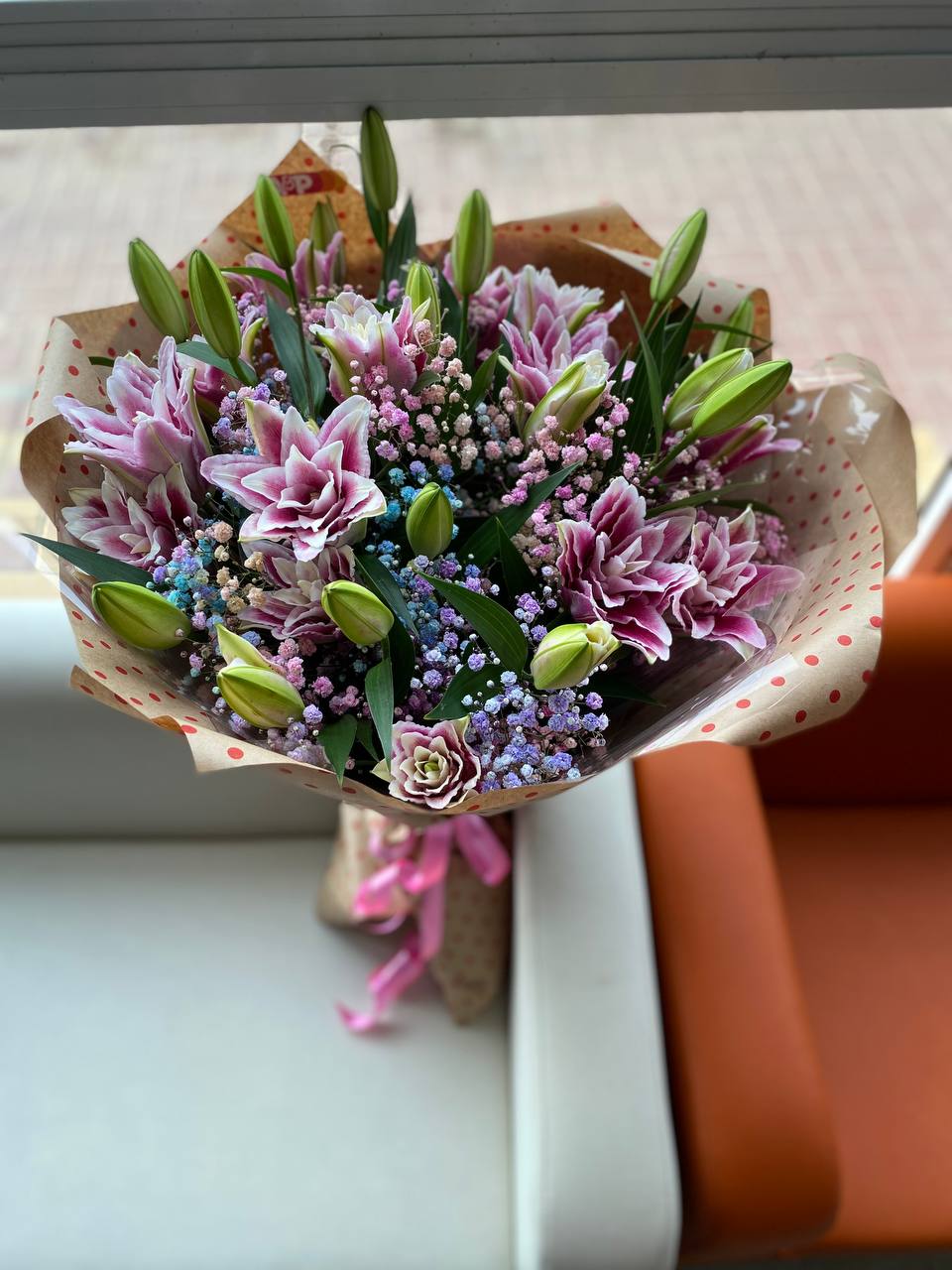 Букет с лилией и радужная гипсофила !