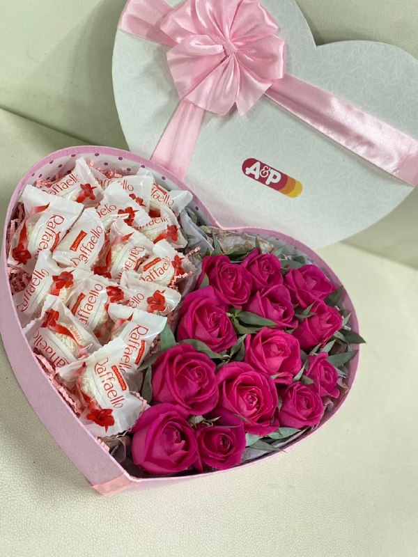Коробочка сердцем с Рафаэлло и розами черри 13 штук