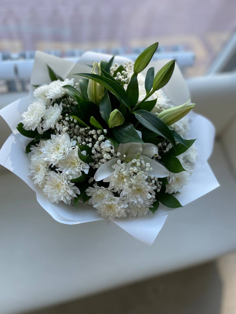 Букет из кустовой хризантемы с нежной гипсофилой и лилией!