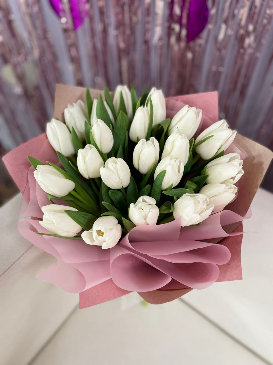 21 тюльпан в стильной упаковке 