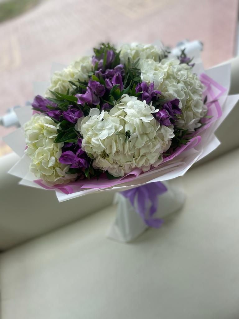 Букет гортензия и альстромерия в белой упаковке!