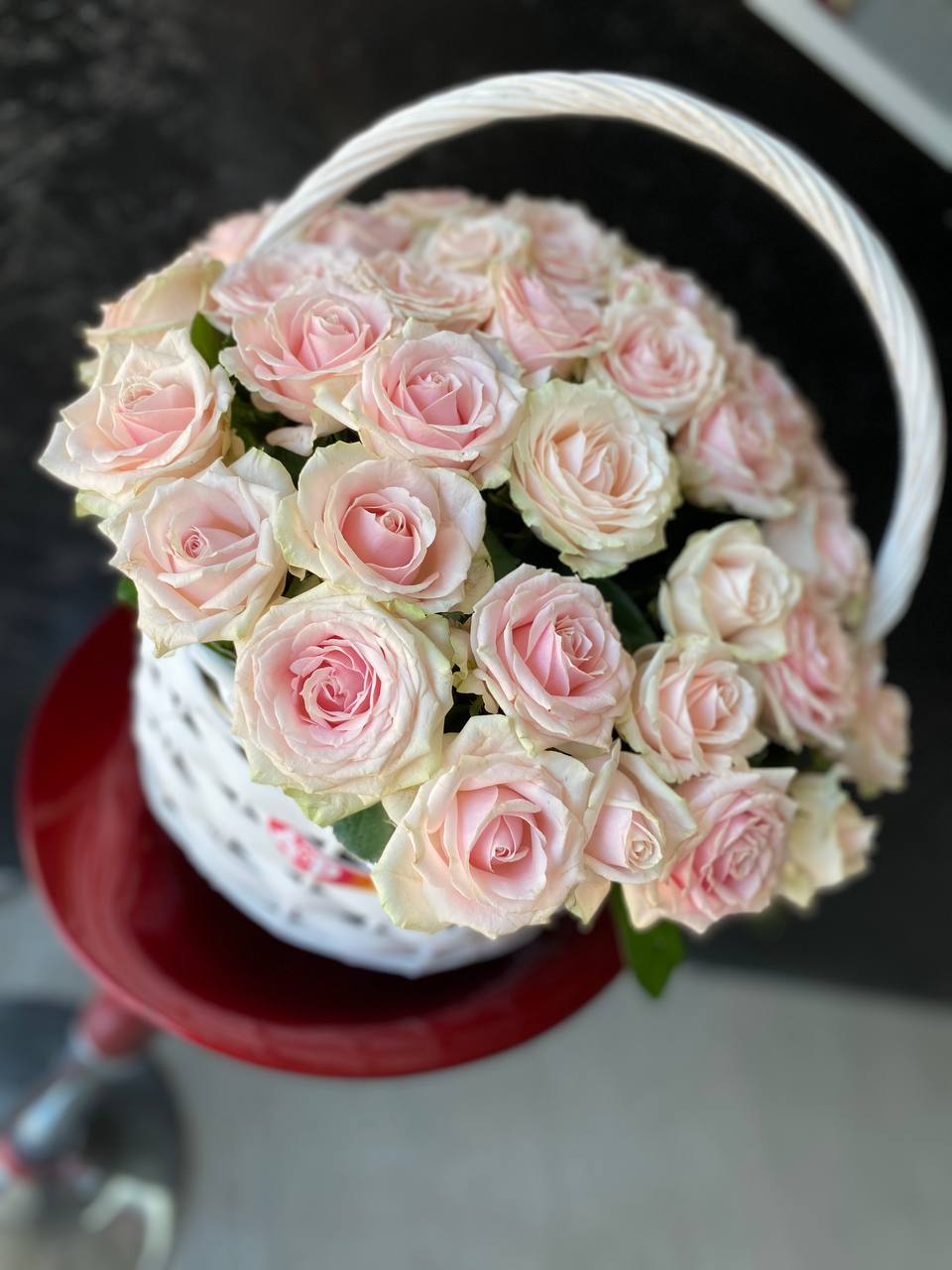 41 роза букет в корзинке. Композиция Корзина из кремовых роз Талея 50 см.