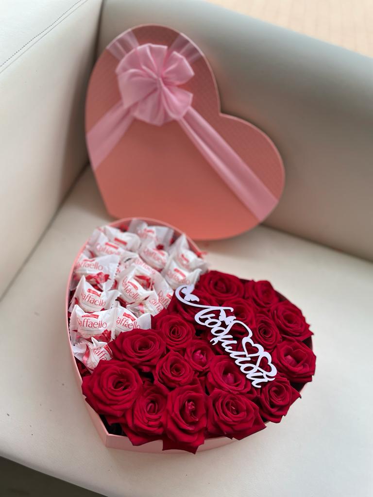Коробка-сердце с рафаэлло и красными розами!