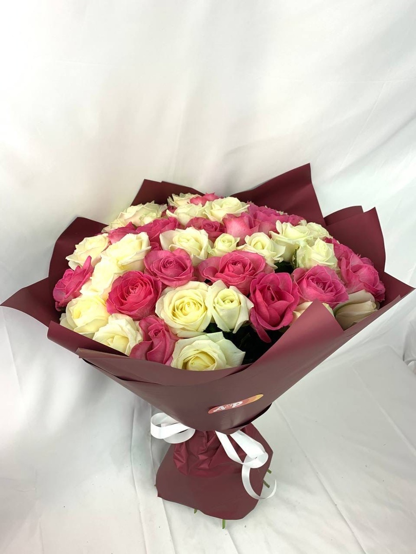 Букет из 51 розы белой и розовой 60 см в корейском крафте!