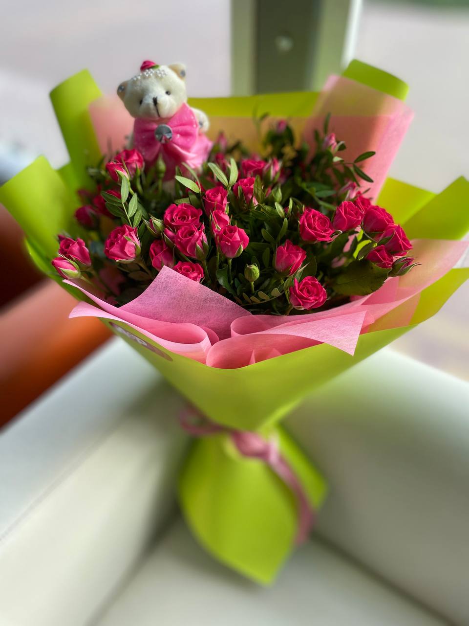 Яркий букет из кустовой розы с игрушкой!