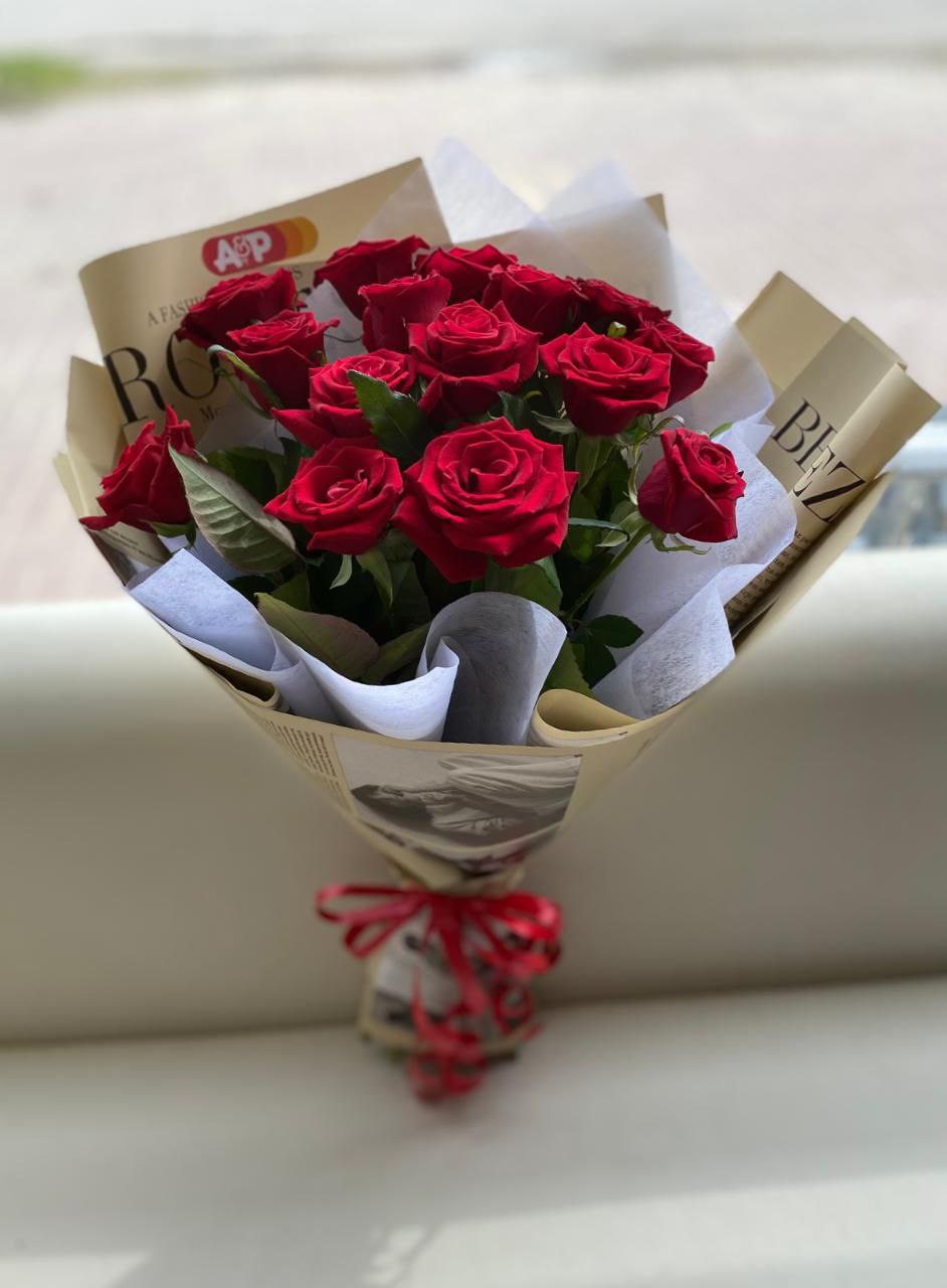 Букет 15 роз в упаковке.