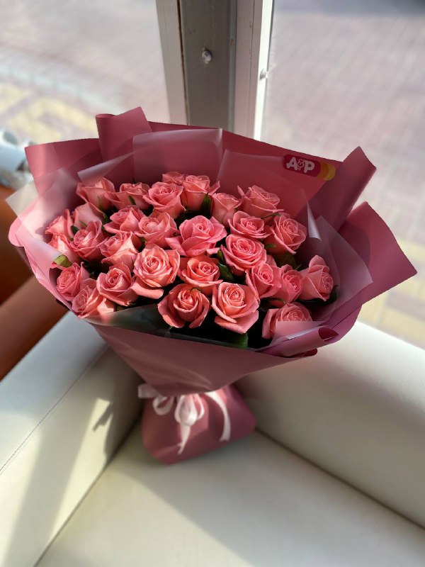 Букет из 29 роз сорта Анна Карина в объемной упаковке!
