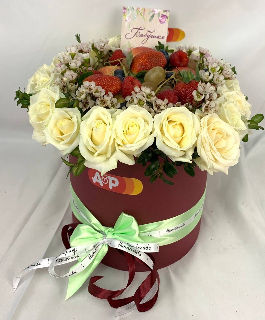 Композиция с розами , фруктами и ягодами !композиция в коробке из 21 розы 40 см с зелень.