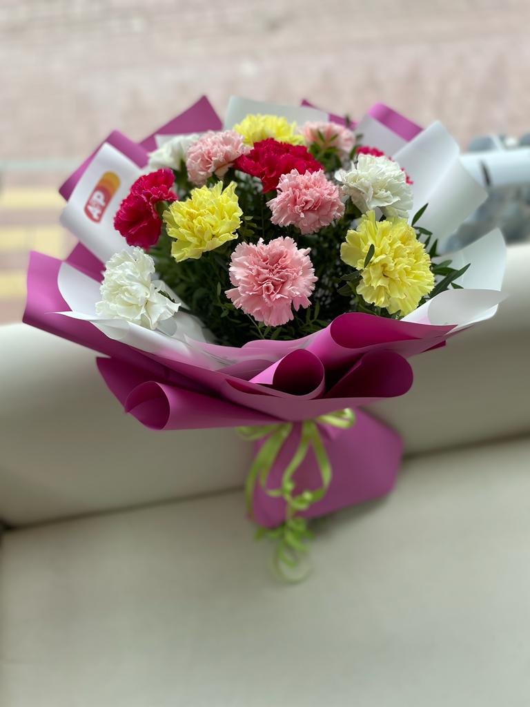 Букет из цветной гвоздики в нежной упаковке!