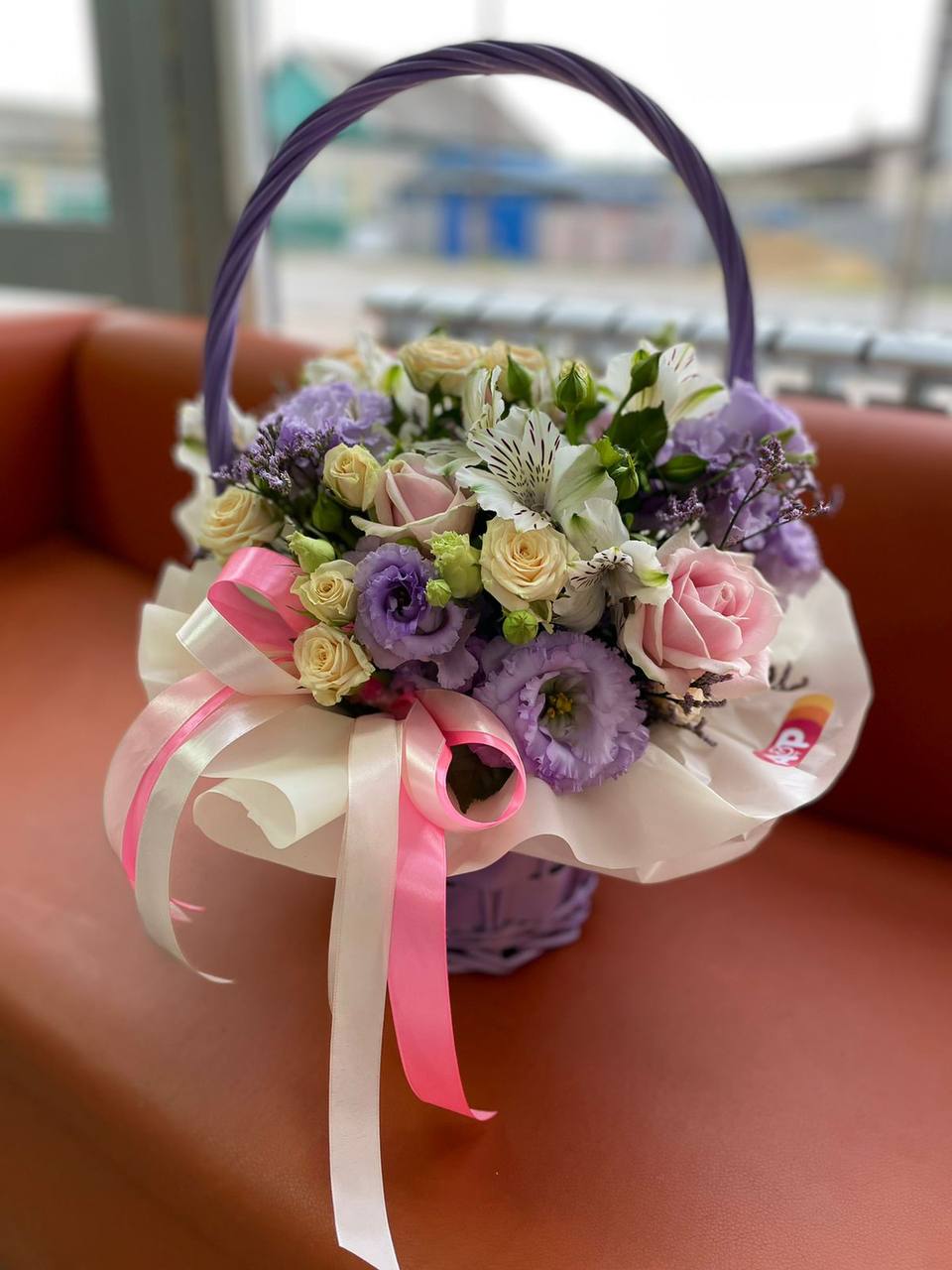 Корзина с цветами и лавандовой эустомой!