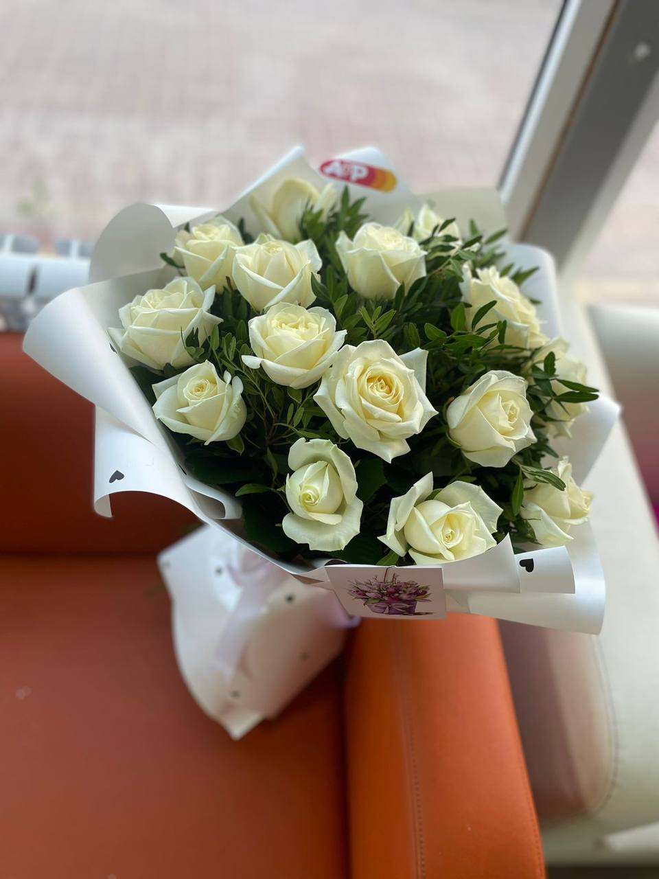 Букет из белых роз сорта Валентина в белой упаковке!