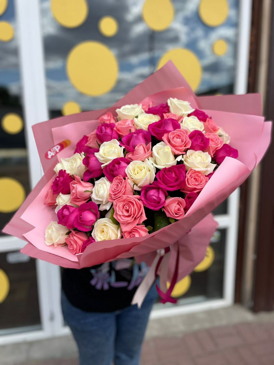Букет из 51 розы с белыми и розовыми розами!