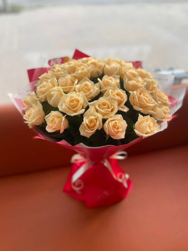 Букет из 33 персиковых роз сорта Пич Аваланж в яркой упаковке!