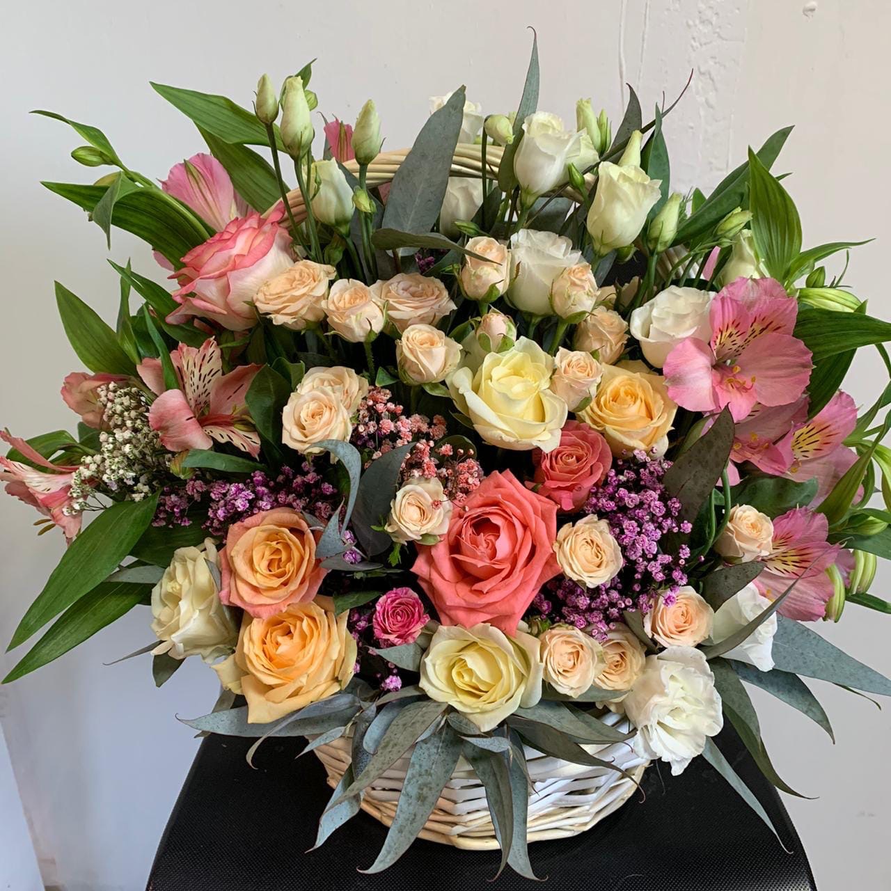 Милая и яркая цветочная композиция.