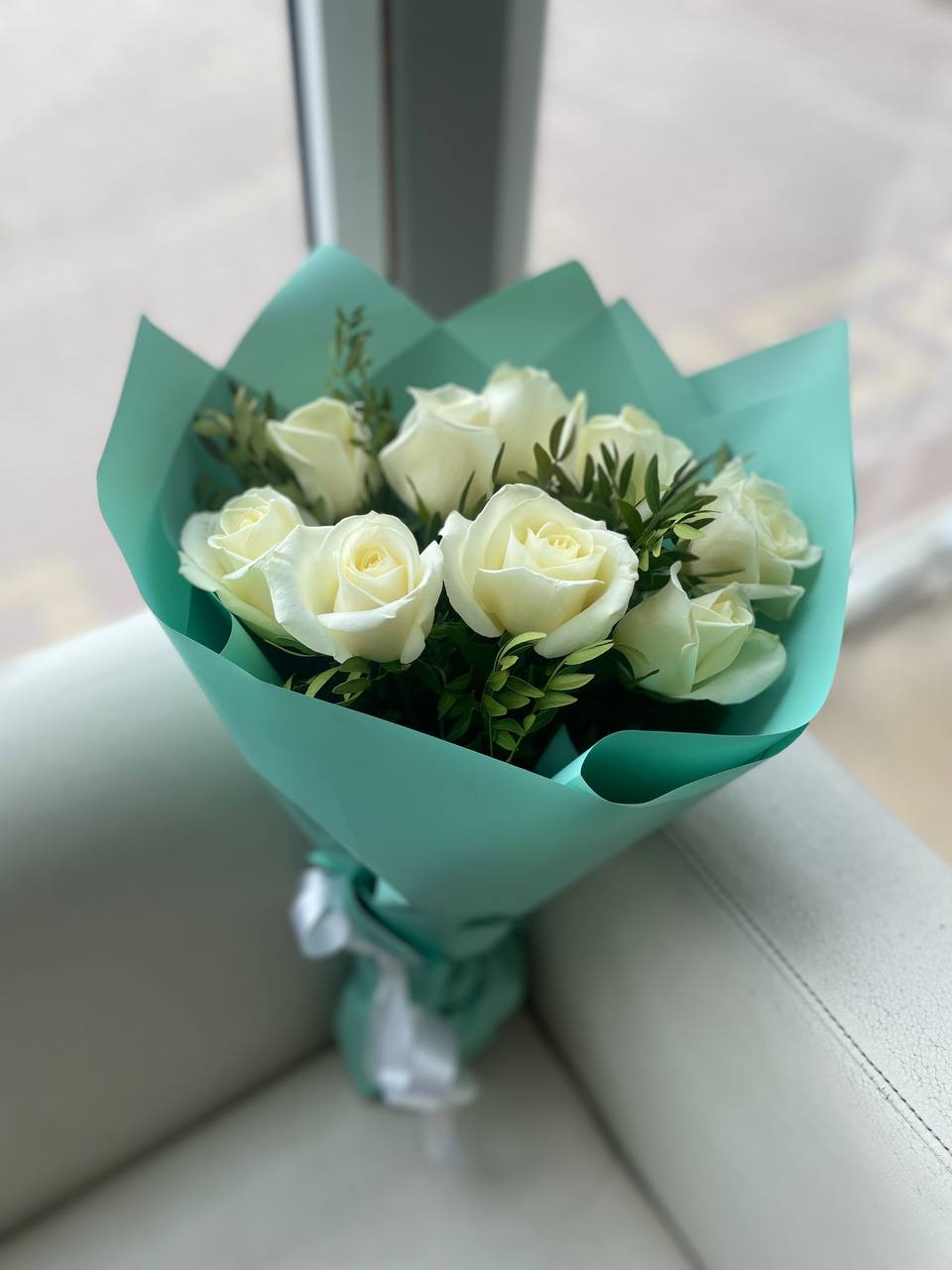 Букет комплимент 9 роз с фисташкой