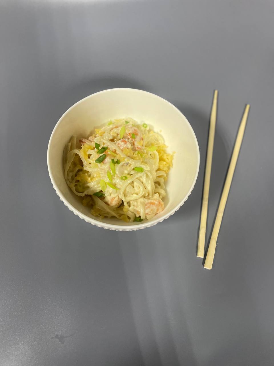 Вок сливочный с креветками