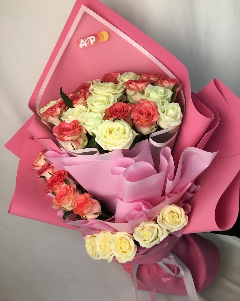 Букет из 31 розы 60 см в необычном оформлении !