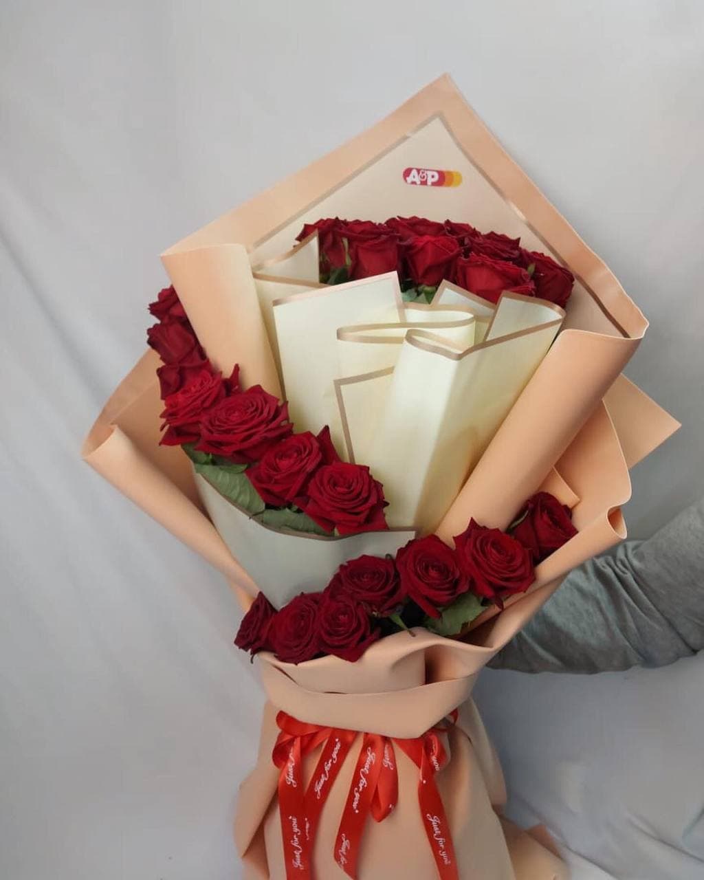 Стильный букет роз сорта Рэд наоми 80 см