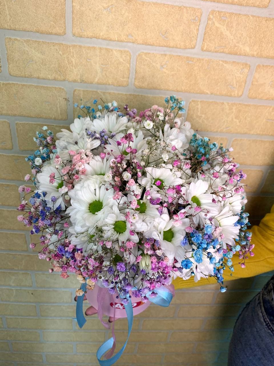 Композиция в коробке из хризантемы и гипсофилы