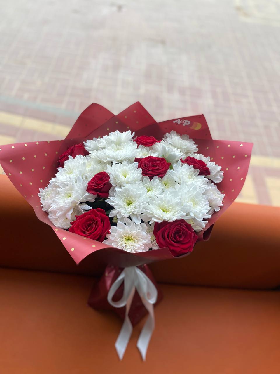 Хризантема и роза в букете. 