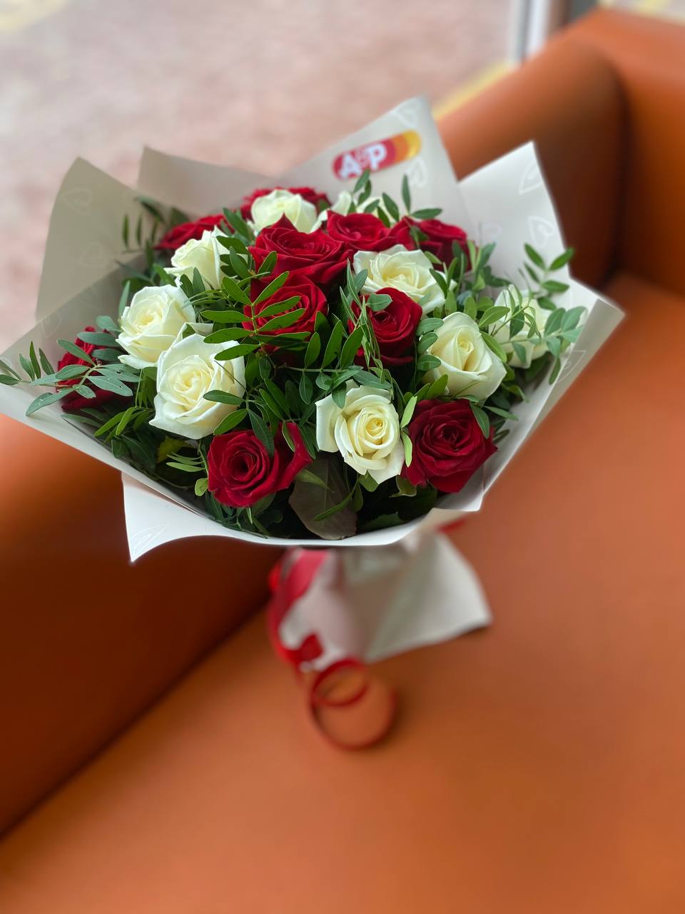 Букет из бело-красной розы с самшитом! 19 шт -40см