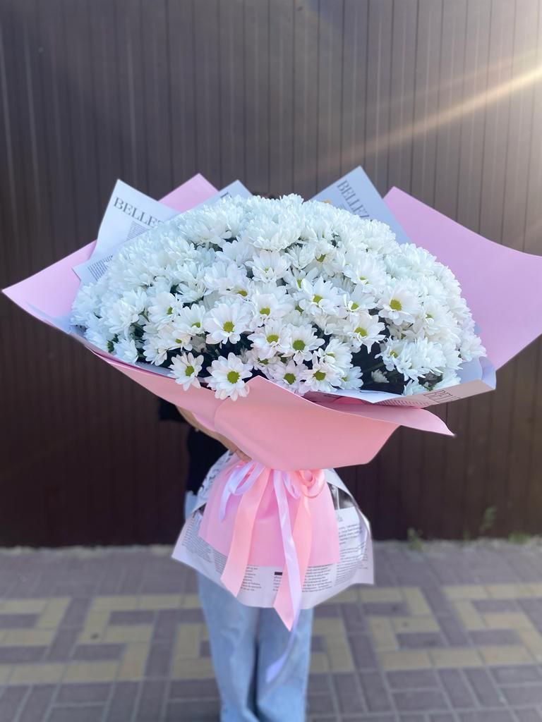 61 белая хризантема в корзинке. Букет из белых кустовых хризантем 60 см.