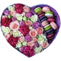 Цветы и макаруны в коробке. Композиция "С нежностью"