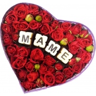 Коробка с цветами и буквами Маме