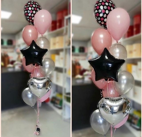 Водопад из шаров в розово-сербристо-черной гамме цветов.