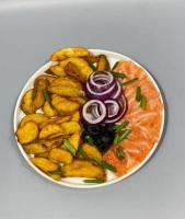 Лосось с картофельными дольками