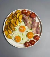 Яичница с картофелем дольками беконом и помидорами
